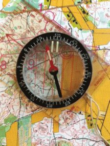 Suunnistuskurssilla opittiin kompassin ja kartan käyttöä (kuva Tarja Aittala)